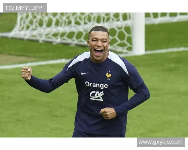 足球明星背后的私密关系揭秘与圈内人际网络分析